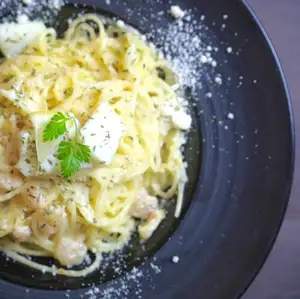 Delicious sea urchin cream with shrimp and clams