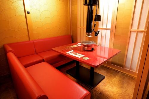 This is a private room with a sofa that can accommodate 6 to 28 people.This seat can only be reserved for courses starting from 5,000 yen.Recommended for medium-sized gatherings such as circle drinking parties, company department banquets, and events with friends! Take off your shoes and enjoy a relaxing Yakiniku banquet◎