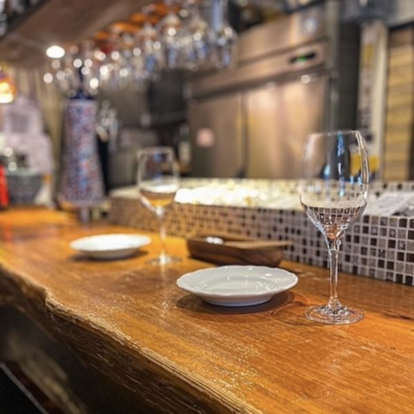 洋風の上品さと木の素材感が調和した店内は、静かで心地よい時間が流れる癒しの空間。シャンデリアの柔らかい灯りが全体を包み込み、どの席でもゆったりと過ごせます。洋風おばんざいの味わいをより深く楽しめる、日常を少し豊かにするための特別なひとときを提供しています。落ち着きの中に温かさが息づく空間です。