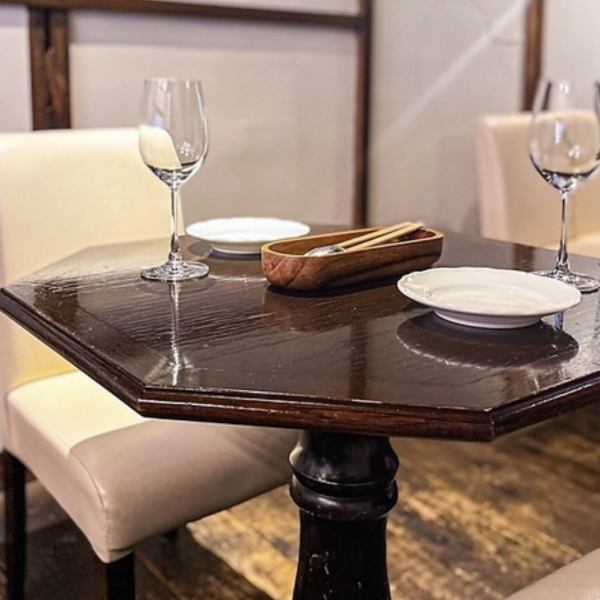 古民家の雰囲気を丁寧に残しながら、上品な洋風スタイルを取り入れた店内は、どこか懐かしく温かな空気に包まれています。木材の質感と柔らかな照明が心を落ち着かせ、日常を忘れるような時間を演出。洋風おばんざいを囲みながら、ゆっくりとくつろげる癒しの空間がここにあります。静かに過ごしたい時にもおすすめです。