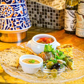 [Reservations accepted on the day! Limited to 6pm to 7pm] Luxurious 3-item platter + 1 drink included: 2500 yen (tax included)