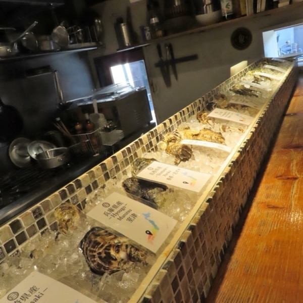 洋風の上品さと木の素材感が調和した店内は、静かで心地よい時間が流れる癒しの空間。シャンデリアの柔らかい灯りが全体を包み込み、どの席でもゆったりと過ごせます。カジュアルフレンチの味わいをより深く楽しめる、日常を少し豊かにするための特別なひとときを提供しています。落ち着きの中に温かさが息づく空間です。