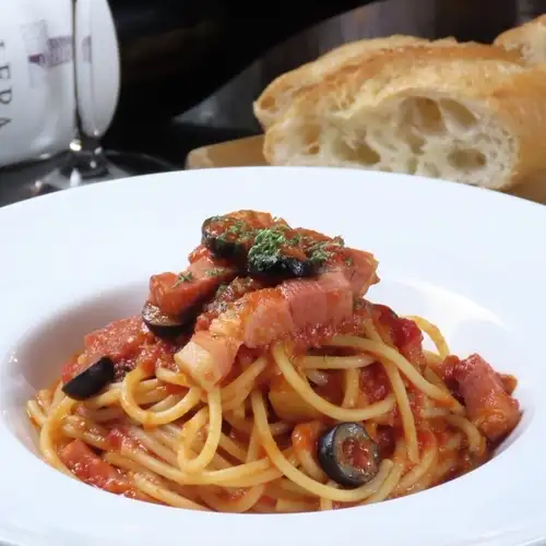 Bacon and tomato sauce pasta