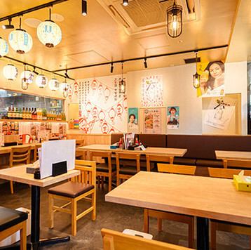 【最大50名様までOK】明るく開放的な店内でお食事をお楽しみいただけます！お一人でのサク飲みから大人数での宴会まで様々なシーンでご利用いただけます◎お得な飲み放題付コースも多数ご用意あり！当店自慢の逸品をご堪能下さい！ご宴会のご予約随時承っております！
