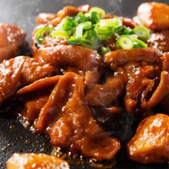 定番 黒豚トロと牛モツ黄金焼き