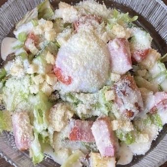 ベーコンと温玉のシーザーサラダ