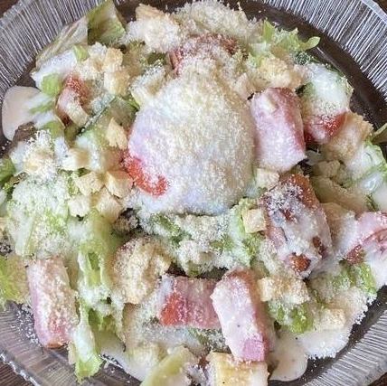 ベーコンと温玉のシーザーサラダ
