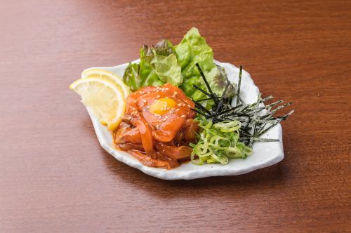 サーモンユッケ