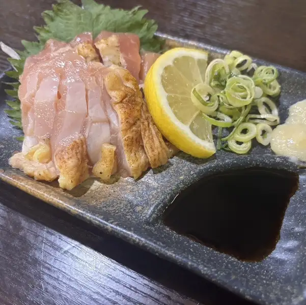 【宮崎県直送】鮮度が命！地鶏本来の甘みと旨味をダイレクトに味わう地鶏刺し