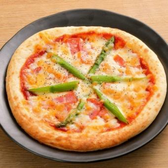 アスパラとベーコンのピザ