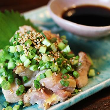 【もものたたき風】にんにくダレ串と共に、旬の食材を活かした一品も！