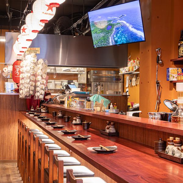 【仕事帰りに立ち寄れる】 カウンター席は、お一人様でゆっくりと食事をしたい方に最適です。テーブル席はご友人や同僚との仕事帰りにおすすめ。個室もあるため、デートや記念日にも周りを気にせず過ごせます。温かい雰囲気で心地よい時間を提供します。