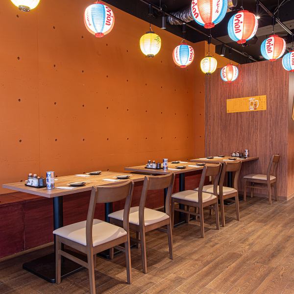 【広々とした店内】 会社のご宴会や仲間との飲み会など、大人数での集まりに最適な空間です。特に25名様以上からの貸切も承っており、一体感のあるパーティーを実現。デートや記念日には個室も完備しています。お客様のシーンに合わせてご利用ください。