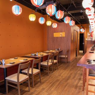 4名様でご利用いただけるテーブル席を3卓ご用意しています。仕事仲間との飲み会や、ご家族でのお食事などに最適です。