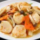 Lightly stir-fried scallops and seasonal vegetables