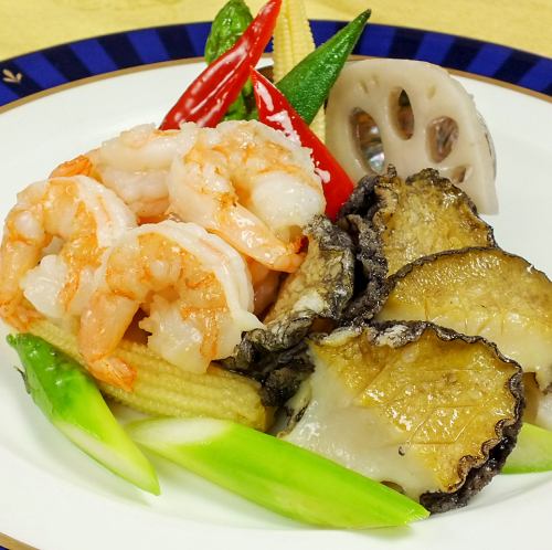 Stir-fried raw abalone and shrimp with vegetables