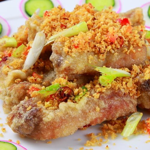 Fried spareribs with garlic chips