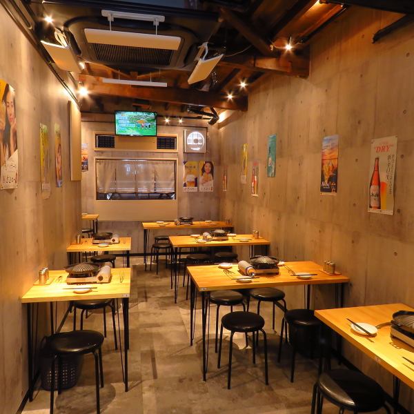 [◇A clean interior that feels like a stylish hideaway♪◇] Our restaurant has a clean and stylish interior, with seats spaced widely apart.With grey walls and tables that give off a warm wooden vibe, this restaurant is welcoming even to women.Perfect for dining with friends or as a couple!