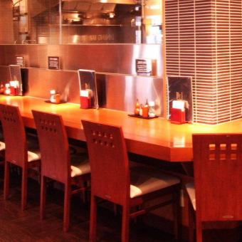 お一人様も大歓迎！会社帰りのサク飲みにピッタリなカウンター席。