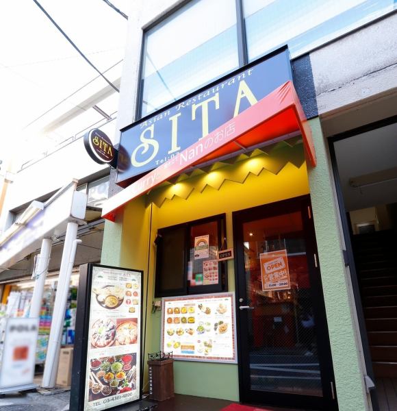 ゆったり24席のテーブル席は、友人との食事や家族連れに最適◎ソファー席も完備しており、小さなお子様連れでも安心してお食事が楽しめます♪ランチからディナーまで、落ち着いた雰囲気の中で本格インド・タイ料理をシェアしながら、素敵なひとときを。女子会やママ友会など、多彩なシーンでぜひご利用ください◎