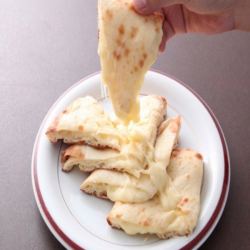 【名物】とろける2種のチーズを贅沢に包んだチーズナン