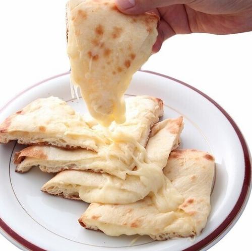 【2種のチーズがとろ~り溢れ出す】もちもち食感の自家製チーズナン