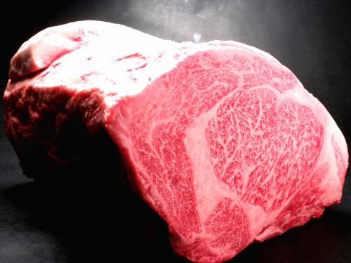 A carefully selected Japanese black beef using high quality meat.