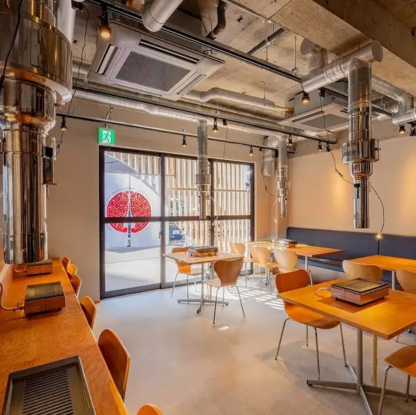 店内はカウンターとテーブルがあり、いろんなシーンで使えること間違いなし！！清潔感◎なので、ご家族でも使いやすい空間となっております！理想の使い方ができるのが青ひげとなっております！！