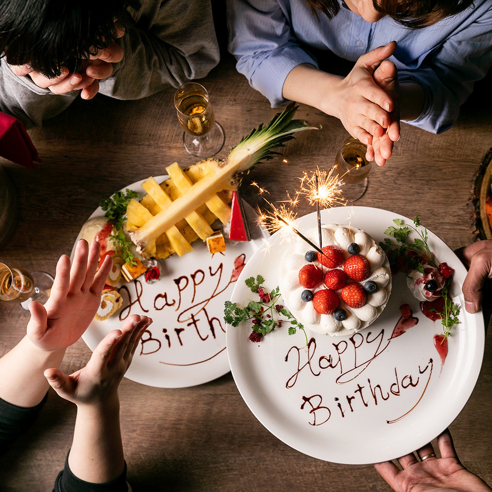 誕生日や記念日のお祝いにぴったりのサプライズプレートをご用意