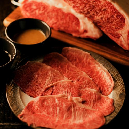 Please thoroughly enjoy the shabu-shabu that allows you to enjoy the umami of the carefully selected best Japanese beef.