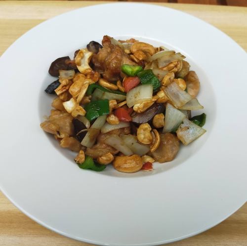 Stir-fried chicken and cashew nuts