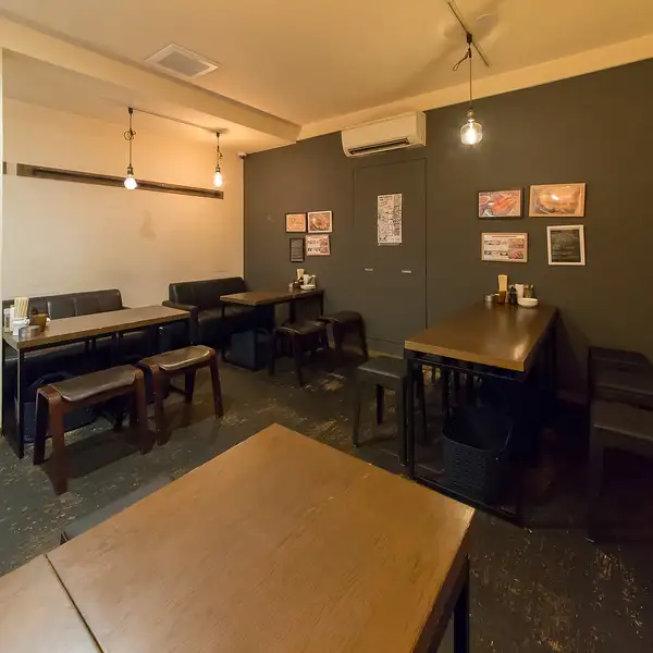【最大40名様までOK!天満での貸切宴会は当店におまかせ】総席数42席の広々とした店内は、最大40名様までの貸切宴会に対応可能です!会社のご宴会、サークルの打ち上げ、同窓会など、大人数でのパーティーに最適。レイアウト変更もしやすい豊富なテーブル席で、一体感のある宴会が叶います。