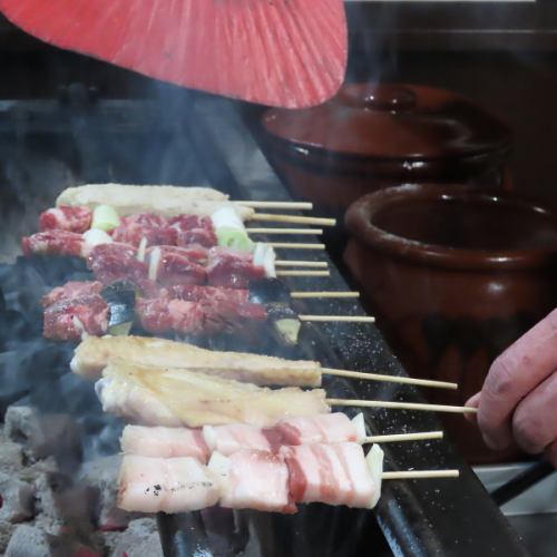 炭火で焼き上げる焼鳥！