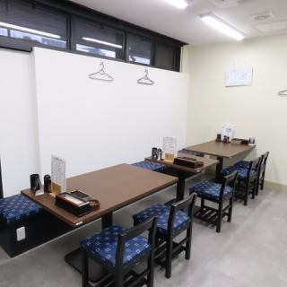 テーブル席は少人数でのご利用にも対応可能となっております。2名様席もご用意していますので、居酒屋デートでのカップルや、仲の良い飲み友達、夫婦ふたり水入らずでお食事やお酒を楽しみたい時などにうってつけです。美味しい料理と、それにピッタリなお酒を堪能すれば、2人きりの会話もいつも以上に弾むこと間違いなし♪