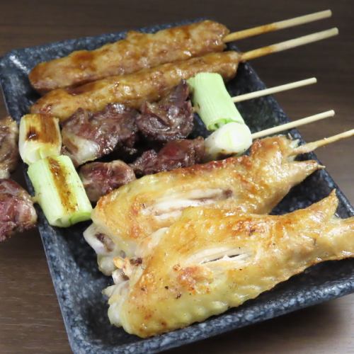 【豊富な種類の焼鳥＆串焼き】バラエティー豊富！キャベツ盛りは食べ放題！