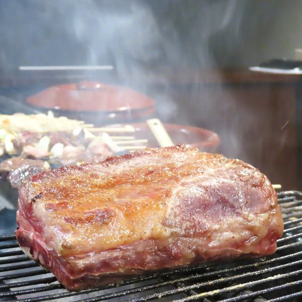 焼き場を近くで見られライブ感のある特等席、カウンター♪職人技を間近で見ながら召し上がる焼鳥はまた一味違うものになるかも？お仕事帰りのサク飲みにフラッと立ち寄りたくなるような居酒屋です！日本酒や焼酎、ワインなどのアルコールメニューも豊富で一日の疲れを癒せます◎ご飯物もあるのでお腹いっぱい食べられる！