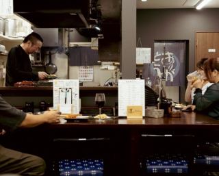 カウンター席はおひとり様での気軽なチョイ飲みにもちろん、横並びで会話を楽しみたい少人数でのご利用にもオススメなお席です。カウンター越しに、料理人の調理する様子を眺めることができますので、お食事や会話以外にも臨場感を味わうことができます。ライブ感あふれるカウンター席にてぜひ当店の料理をご満喫ください。