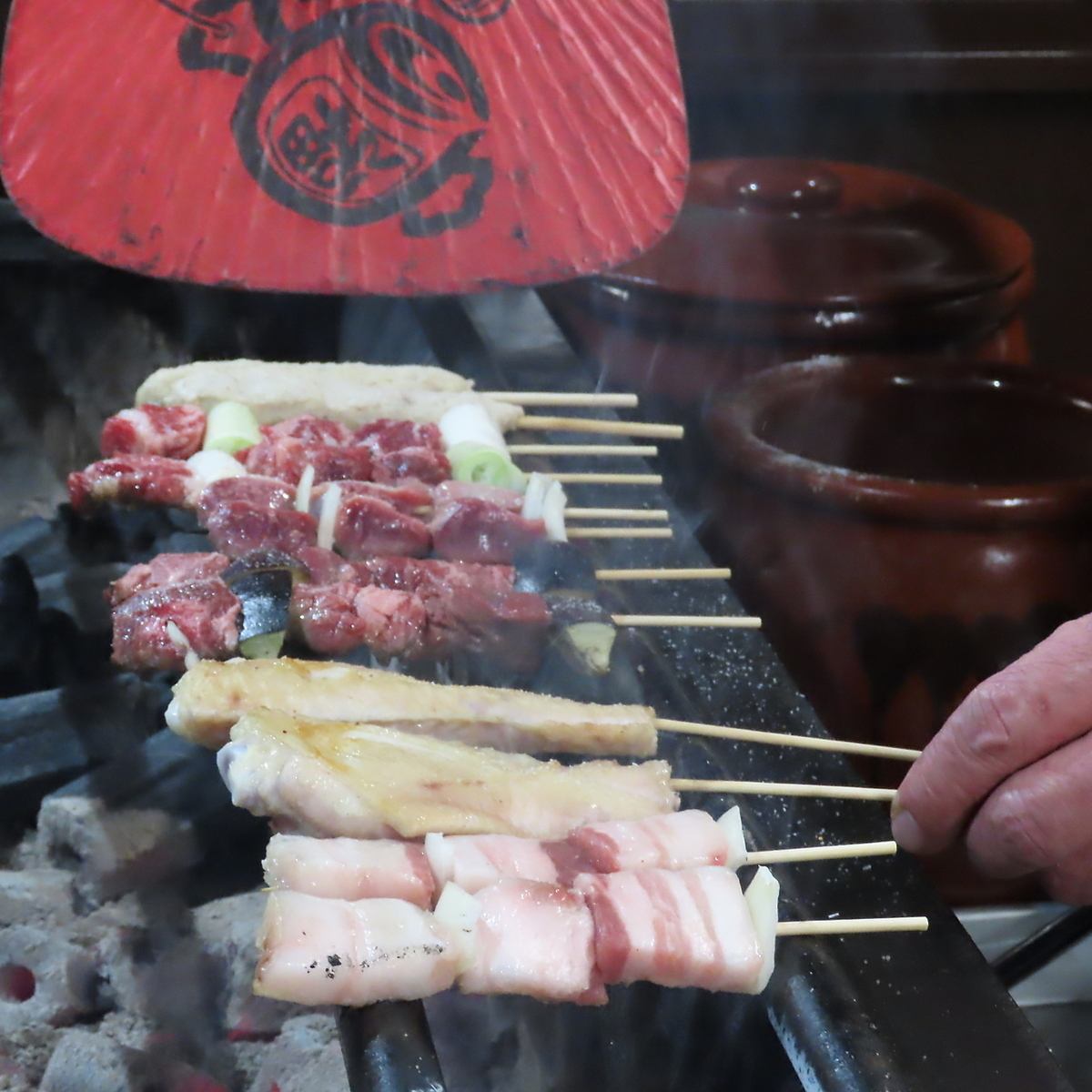 炭火で味わう定番の焼き鳥や、その他豊富なメニューをご用意♪