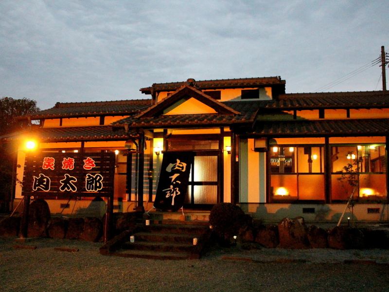 It is a detached house-style store ♪ It is lit up at night and has a stylish atmosphere!