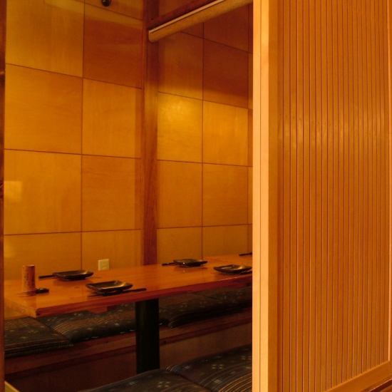 木をふんだんに使用した個室はしっとりと落ち着いた空間に◎