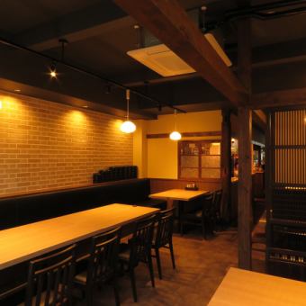 一階にはテーブル席があり、2名～でも気軽に立ち寄れます。