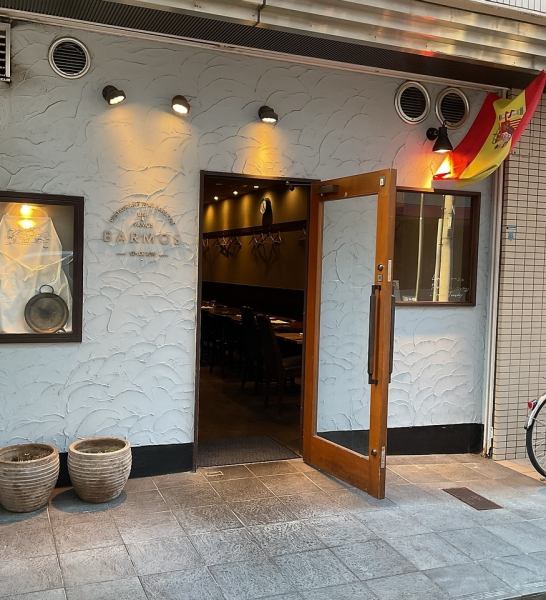 一家氛圍輕鬆的西班牙餐廳，位於離主要街道稍遠的一條小巷裡。