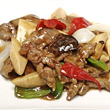 Stir-fried beef with oyster sauce / stir-fried beef with black pepper / stir-fried beef and green onions over high heat