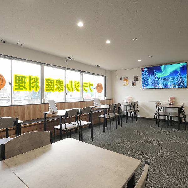 窓際は全て広々とゆったり過ごせるソファー席を完備★ラテンの音楽が奏でる明るいムードと温かな照明が心地よく、開放感あるフロアで仲間と楽しいひとときを共有できます！大人数でも安心できる落ち着きと華やかさを兼ね備えた空間で、女子会や記念日、特別な宴会の演出にも最適です♪お待ちしております！