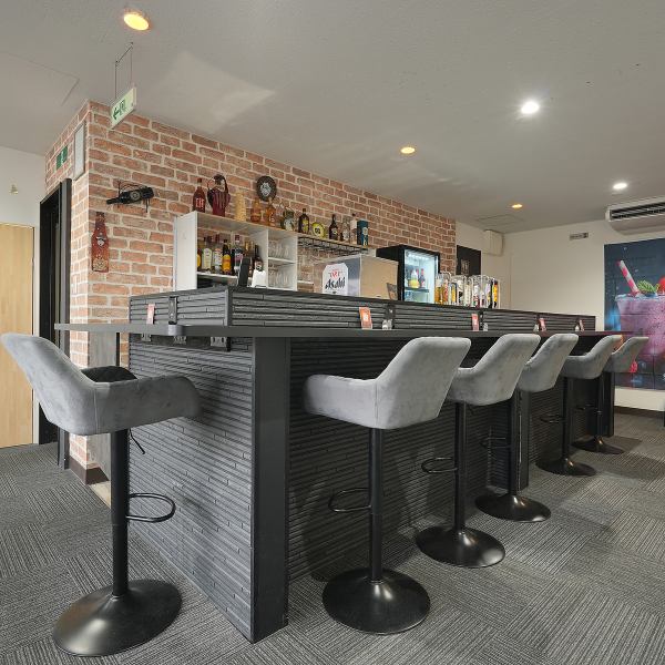 アクセス良好で、初めての方でも入りやすいカジュアルな雰囲気！1人や少人数で過ごしたい方にはカウンター席がおすすめ★隣の人との程よい距離感で自然な会話も生まれやすく、店内の温もりを感じる居心地の良さがあります◎音楽と共に楽しむ雰囲気で、まるで現地にいるようなひとときをお楽しみください。