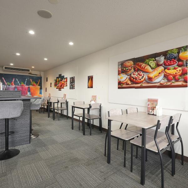 店内はブラジルの活気を感じるラテン音楽と温かな灯りで包まれ、自然と心が弾む雰囲気を演出します☆テレビで流れるライブ映像を見ながら楽しむこともできるので、音楽好きにも嬉しい空間♪テーブル席もあり、友人やカップルでのお食事にもぴったりです！一人でもグループでも過ごしやすい工夫が詰まっています◎