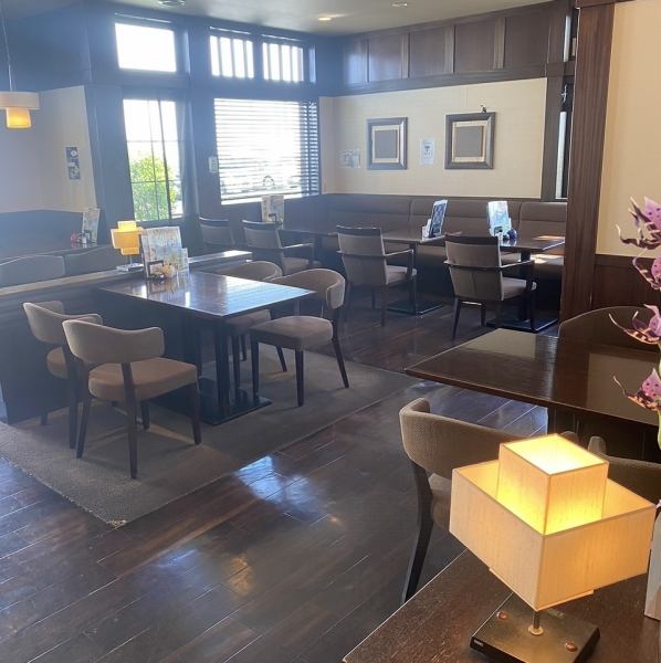 【写真は茜部店です。】白とブラウンを基調としたナチュラルで落ち着いたインテリア。席が広く通路もゆったりしていて、半個室タイプの掘りごたつ席もございます。ファミリー・一人客・シニアにも安心の設計です。朝7時～夜20時まで営業いたします。【岐阜/岐阜駅/カフェ/喫茶店/モーニング/ランチ】