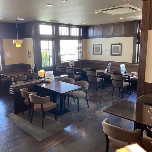 南国風ウッディな温もりある空間※写真は茜部店です