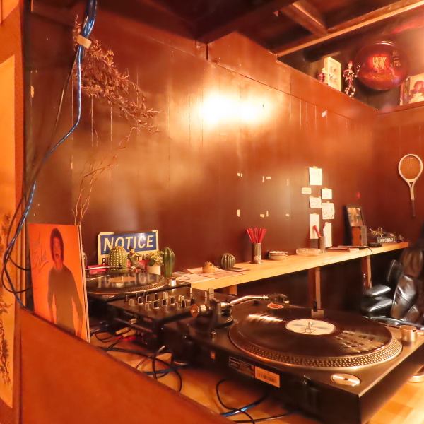 DJブースもあります♪店長がDJ経験もあるので、気まぐれでDJもやってくれるかもしれません♪