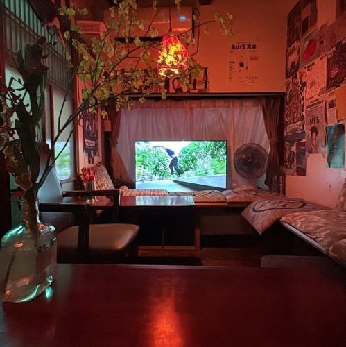 8名掛けのテーブルのございます。中規模宴会や女子会でもご利用いただけます。